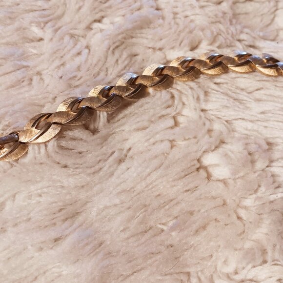 Vintage Elegance! Vintage Crown Trifari Large Link Bracelet - Picture 7 of 7